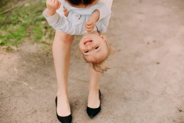 Barn Och Familj Tillsammans Kärlek Hålla Händer Roligt Och Avkoppling — Stockfoto