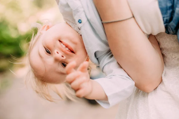 Dítě Rodina Spolu Láska Držet Ruce Zábava Relaxatio — Stock fotografie