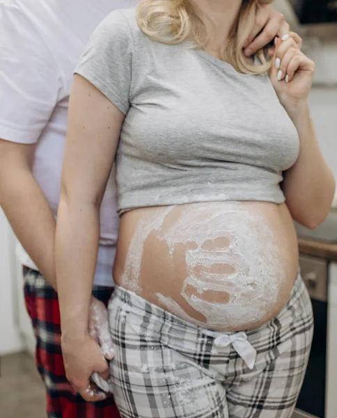 Pregnant Woman Husband Hug Hand Trace Flour Happy Famil — ストック写真