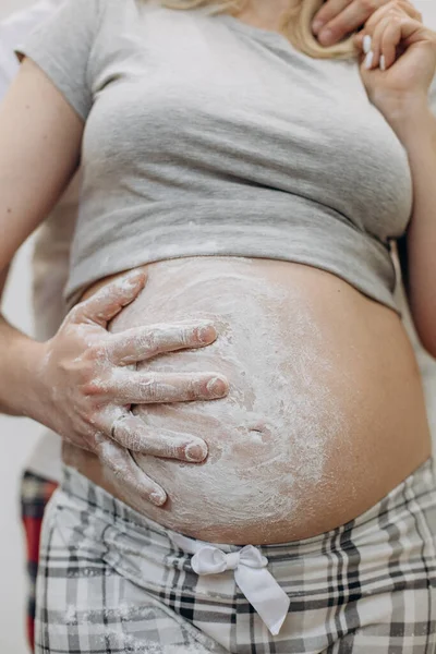 Pregnant Woman Husband Hug Hand Trace Flour Happy Famil — ストック写真