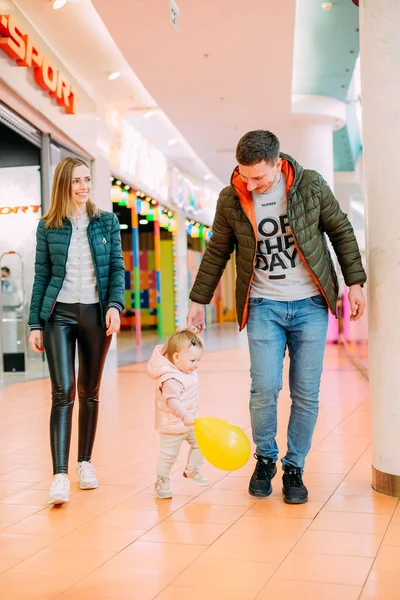 Family Parents Child Daughter Shopping Mall Sports Boutiqu — Stok fotoğraf