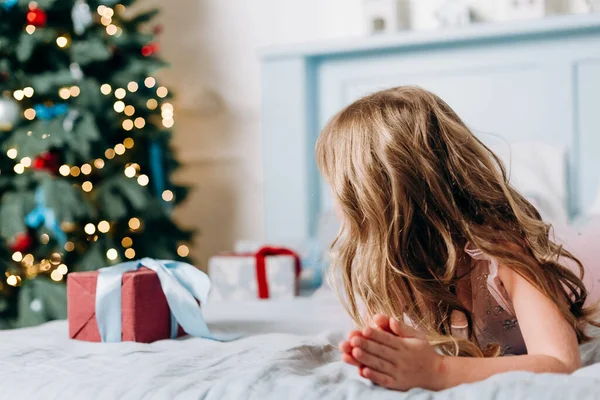 Dívky Vybrat Dárky Boxy Blízkosti Vánoční Strom Radost Překvapení — Stock fotografie