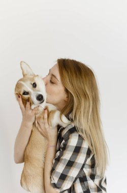 Evcil Corgi köpeği olan bir kadın oyun oynuyor ve evcil hayvanın içinde tüylü arkadaş komutları öğretiyor.