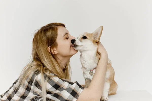 Mujer Con Una Mascota Corgi Perro Juega Enseña Peludo Amigo — Foto de Stock