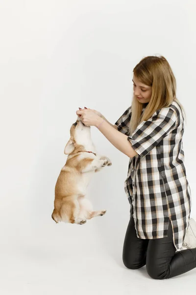 Frau Mit Haustier Corgi Hund Spielt Und Lehrt Pelzige Freund — Stockfoto