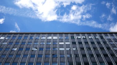 Apartman Binası Düşük Açı