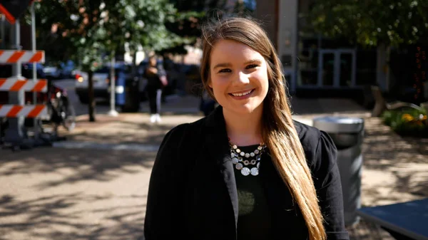 Şehir merkezinde gülen güzel bir şirket kadını gündüz vakti