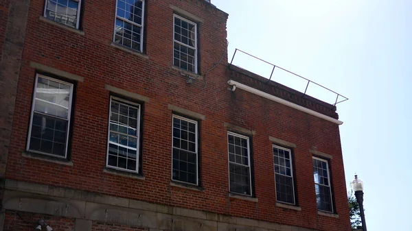 Daytime Establishing Shot Old Brick Apartment Building City — Stock Photo, Image