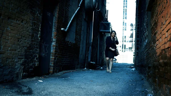 Kasvetli Kadın Vuruşu 1. Sokak 'ta Tek Başına