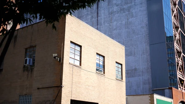 Tan Tuğlalı Küçük Eski Endüstri Binası