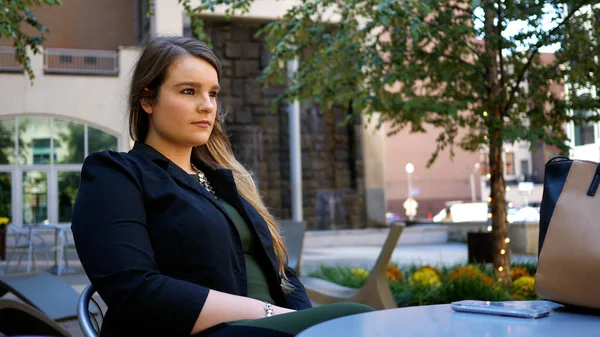 Çekici bir iş kadını Gündüzleri Şehir Bölgesi 'nde oturuyor