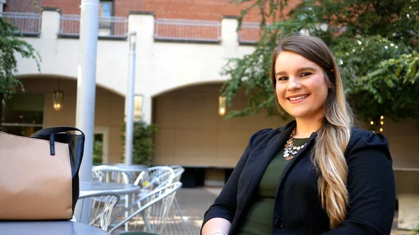 Güzel Çekici Üniversite Profesörü Gündüz Kamerasına Gülümsüyor