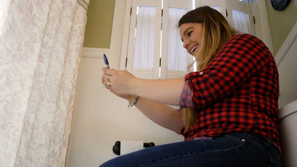 Mutlu Kadın Pozitif Hamilelik Testine Bakıyor