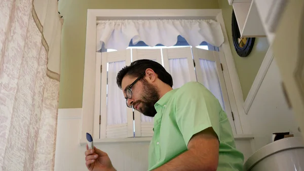 Milenyum erkeği hamilelik testine bakar ve şok olur.