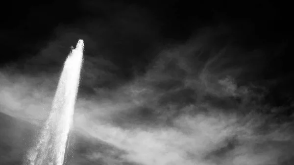 Sinematik siyah beyaz gayzer ya da çeşme 