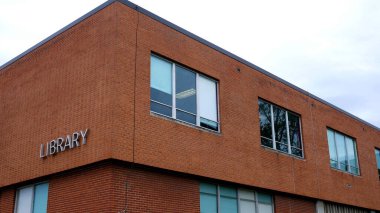 Modern üniversite kampüs kütüphanesi binasının çekimleri yapılıyor.