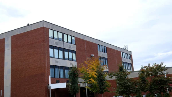 Bulutlu bir günde modern üniversite kampüs yatakhanesinin çekimleri yapılıyor.