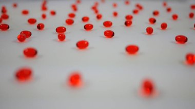 Beyaz Arkaplan 'da dönen Kırmızı Temiz Dışkı Yumuşatıcı Haplar