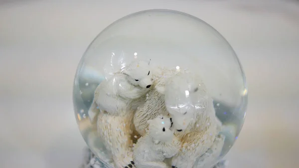 Beyaz Üstünde Dönen Bir Kar Küresi