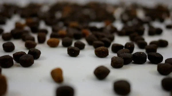 Köpek maması Beyaz Arkaplanda Dönüyor