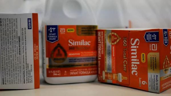 Sadece Beyaz Editör Üzerindeki Bebek Formülü için Similac Toplu Bakım Ürünleri. Bu klibin ticari kullanımı yasaktır. 12 Şubat 2022