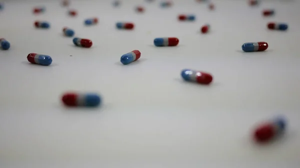 Asetaminofen Ağrı kesici haplar beyazın üzerinde dönüyor