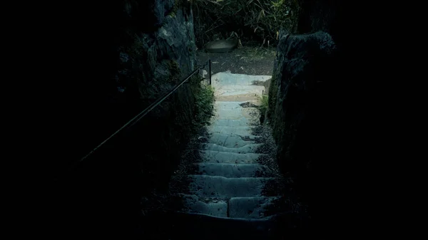 Pov açı - eski kale kalıntıları merdivenlerde yürürken 