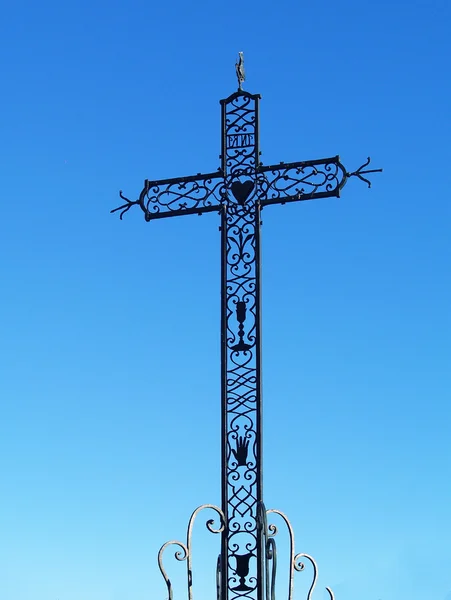 Una cruz de hierro contra un cielo azul, Chusclan, Francia — Foto de Stock