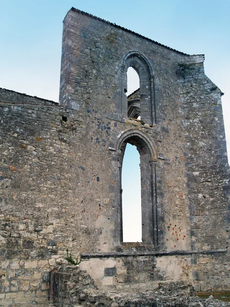 Ruines anciennes d'une cathédrale médiévale — Photo