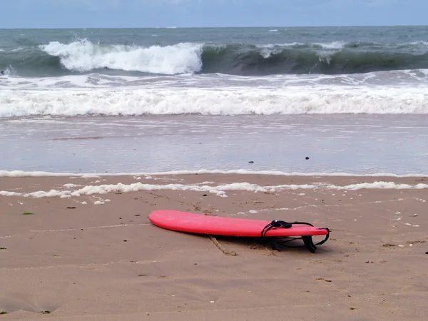 Surfboard at the atlantic ocean — Stock Photo, Image