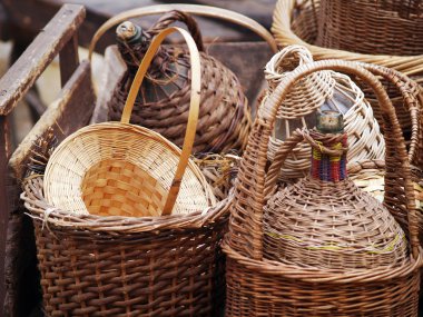 şarap şişeleri hasır kaplı