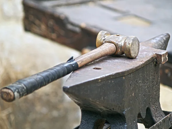 Anvil and hammer — Stock Photo, Image