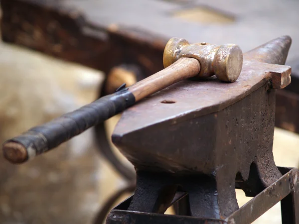 Anvil and hammer — Stock Photo, Image