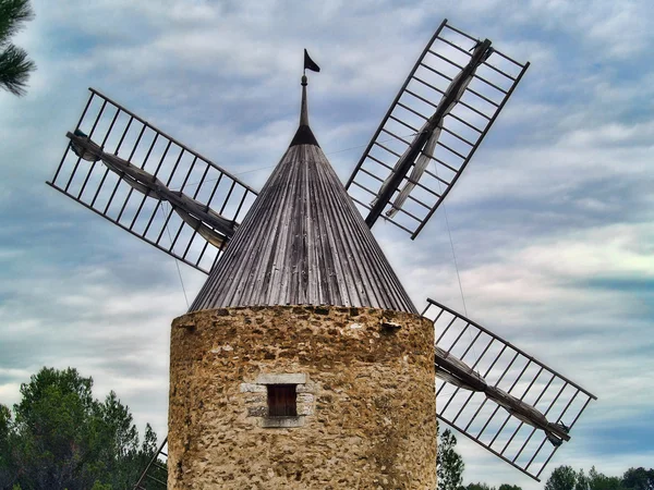 Windmühle in Südfrankreich (venejan, gard — Stockfoto