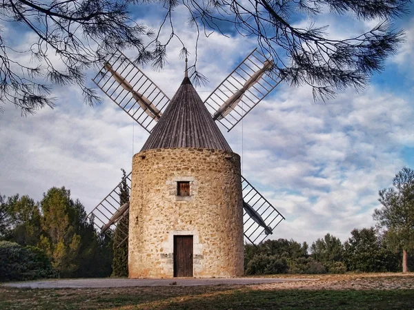 Mulino a vento nel sud della Francia (Venejan, Gard — Foto Stock