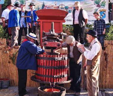 chusclan Köyü, güneyinde fran üzüm hasat festivali