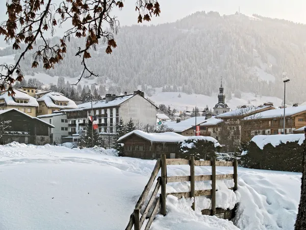 Аеропорту лижний курорт у французьких Альпах під снігом — стокове фото