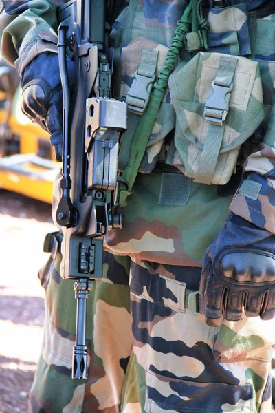 Soldado com uma arma pronta para combate — Fotografia de Stock
