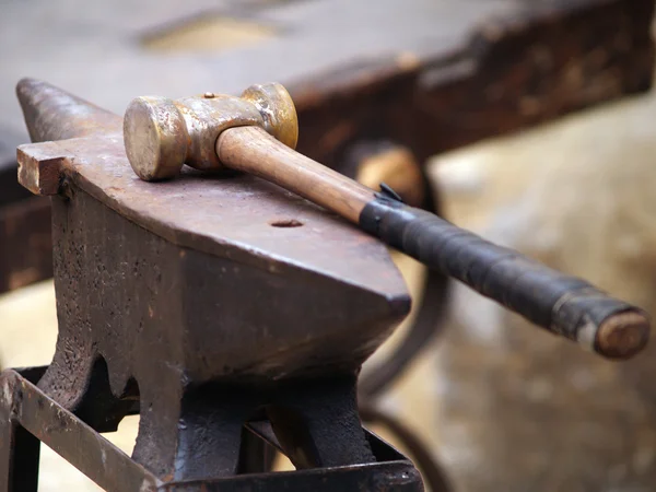 Anvil and hammer — Stock Photo, Image