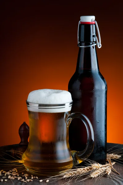Sklo a láhev piva — Stock fotografie