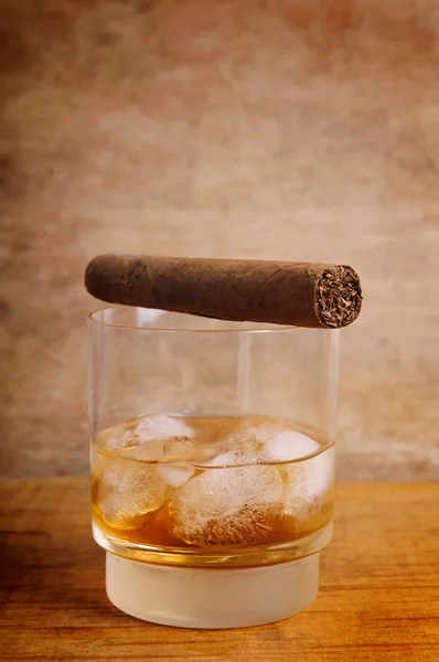 Vaso de whisky y cigarro —  Fotos de Stock