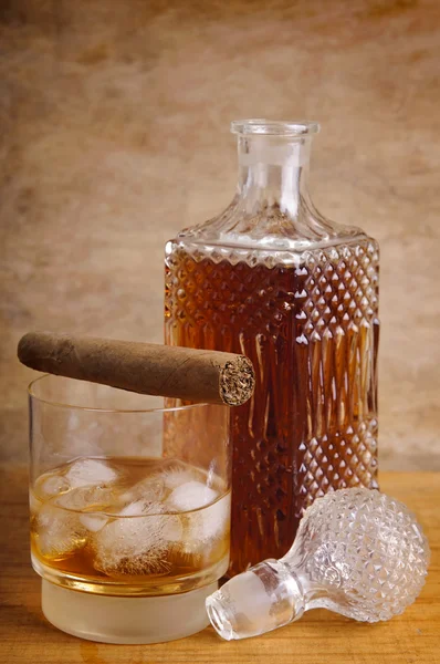 Whisky och cigarr — Stockfoto