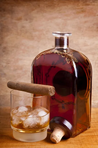 Cigar and whiskey — Stok fotoğraf