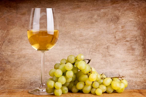 Vino blanco y uvas —  Fotos de Stock