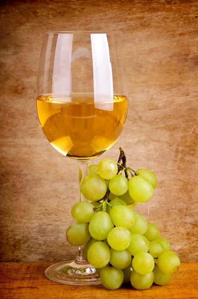 Uvas e vinho branco — Fotografia de Stock