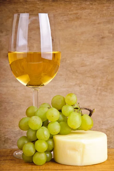 Vino blanco, uvas y queso —  Fotos de Stock