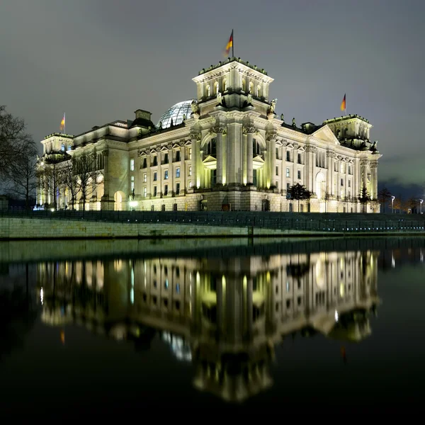 Berlin reichstag på natten — Stockfoto