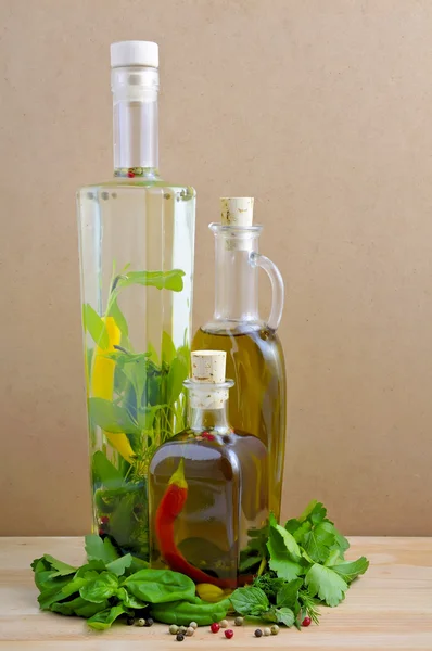 Оливковое масло и травы — стоковое фото