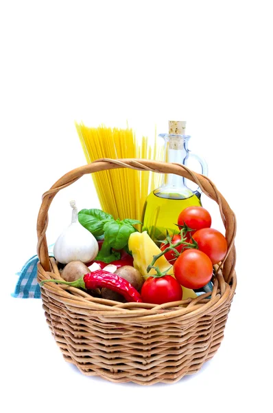 Cestino con ingredienti alimentari italiani — Foto Stock