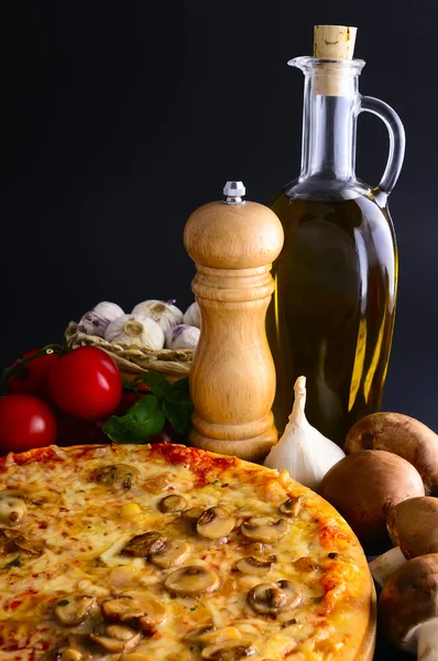 Pizza tradicional e ingredientes — Fotografia de Stock